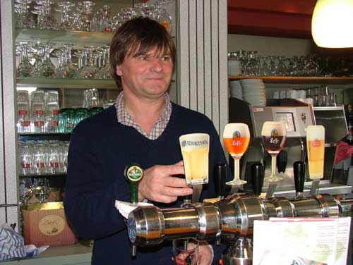 Willy achter de toog in De Appel